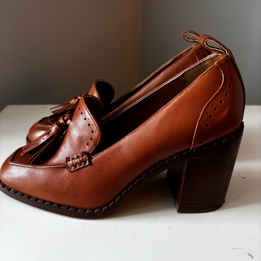 Vince Camuto Chelivia Leather Penny Loafer in Cognac, Block Heel, Tassel Size 6 - Picture 4 of 7